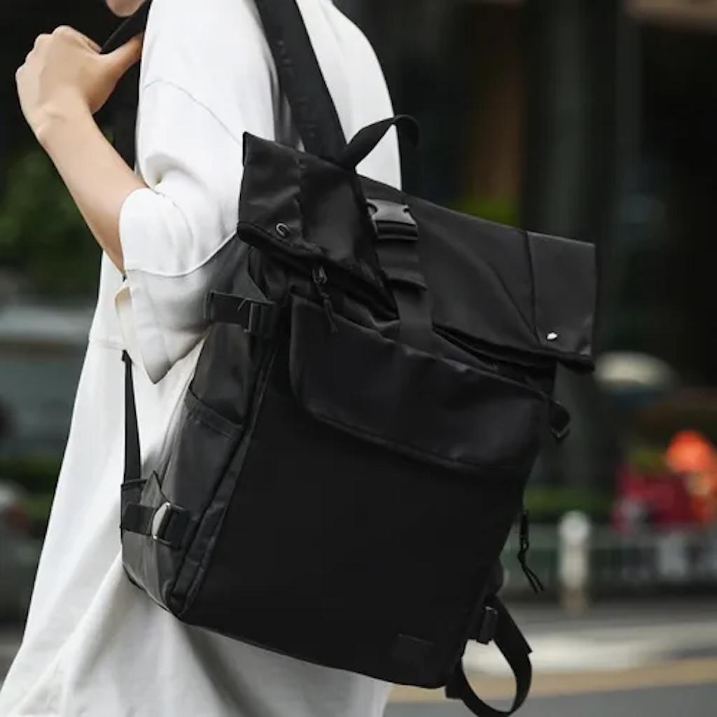 Mochila Urbana Negra Porta Notebook Hebilla Unisex
