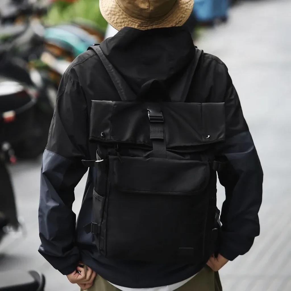 Mochila Urbana Negra Porta Notebook Hebilla Unisex